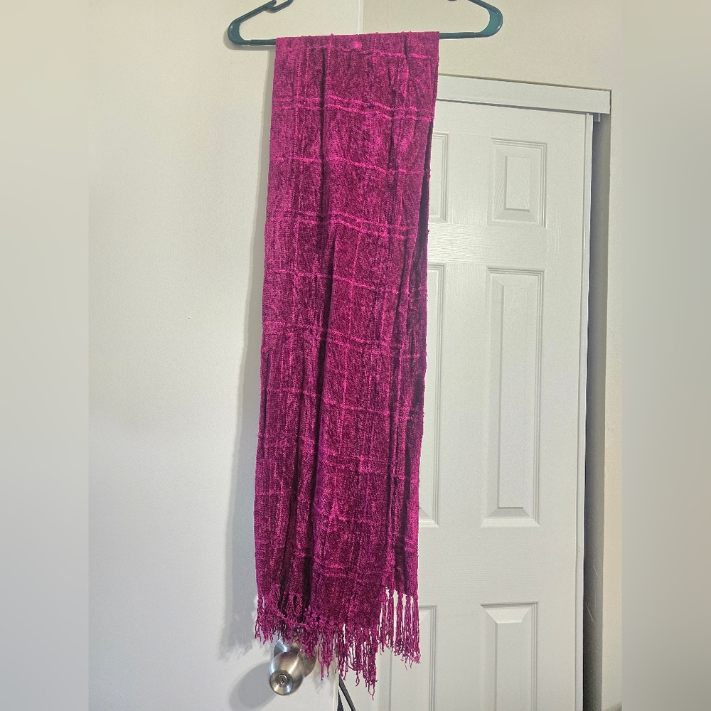 NWT Elegant Magenta Textured Women's Scarf - Picture 2 of 3